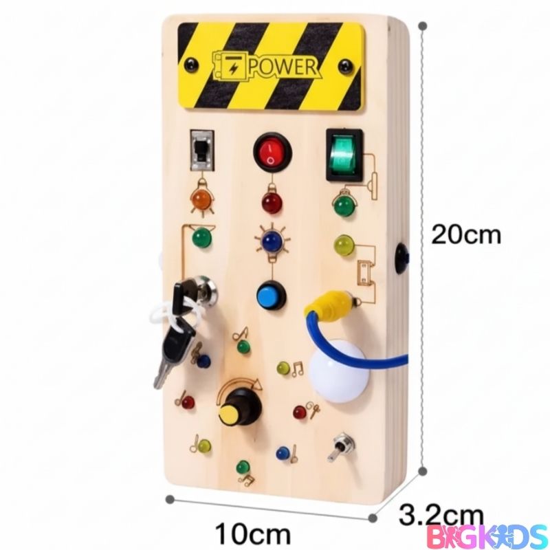  Montessori Led Ocupado de Madeira da BigKids para crianças foi criado especialmente para estimular habilidades reais, manter a criança ocupada de forma saudável e segura, e desenvolver funções motoras enquanto brinca de forma inclusiva.