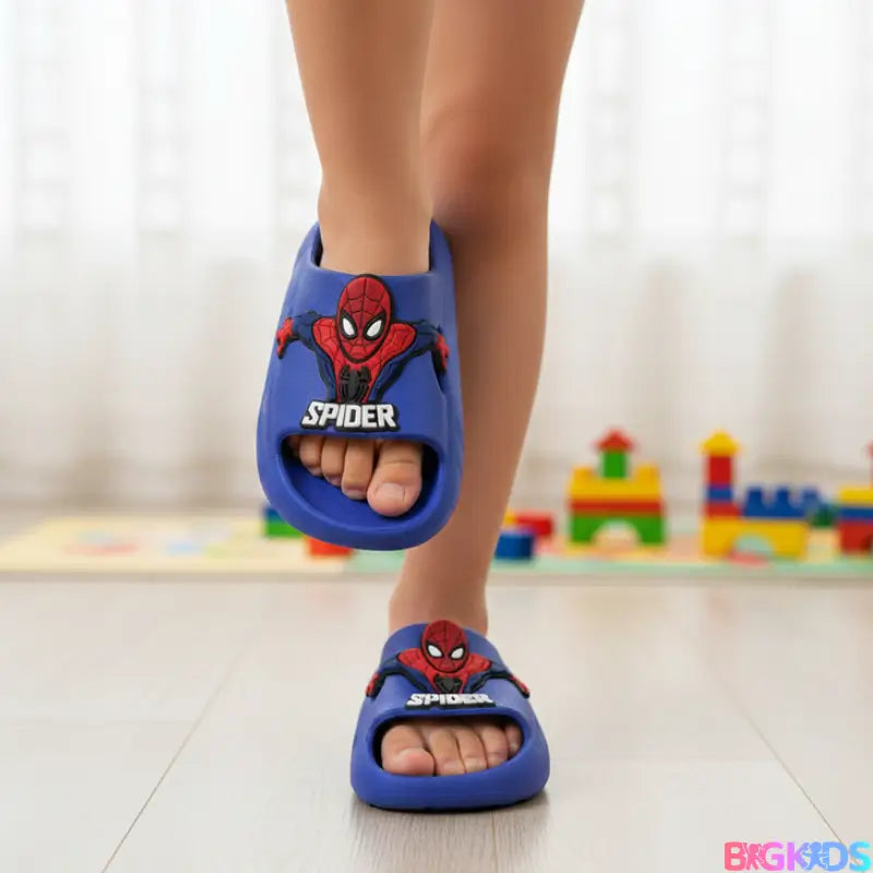  Sandália Nuvem que Toda Criança Quer Ter! Personagens que acompanham o dia a dia dos pequenos Para Todas as Horas! Ideal para passeios urbano, viagens, parques e playgrounds, clubes, praias, dia a dia em casa. Tecnologia e Conforto Material leve, macio, confortável, respirável, prático para calçar, ideal para acompanhar todas as aventuras infantis Material de Alta Qualidade Feito de PVC, resistente, fácil de limpar, alta durabilidade, formato anatômico, encaixe perfeito para o pé, impermeável.